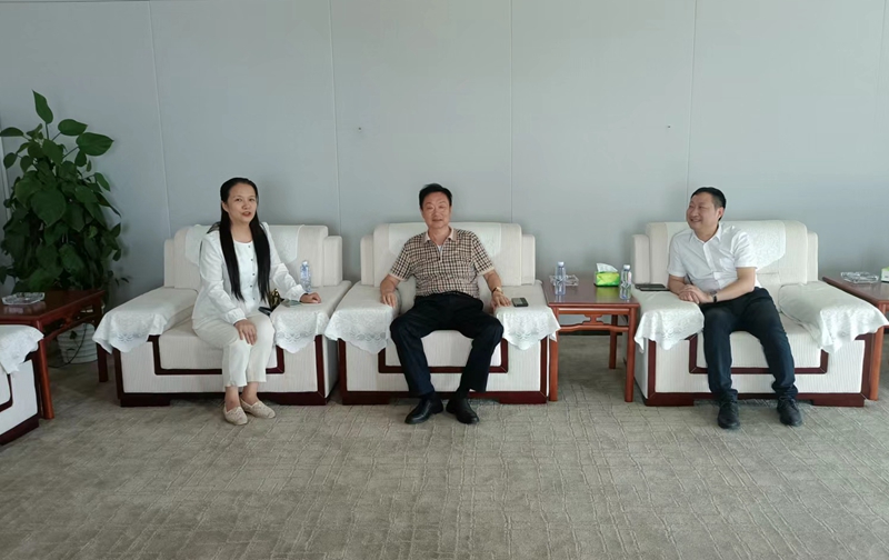 岳氏集團(tuán)董事長(zhǎng)岳平安、北京中郵鴻運(yùn)董事副總黃貴斌拜訪中展航空