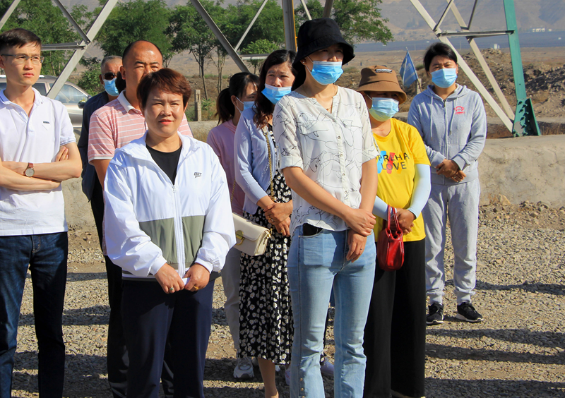 紅果子鎮(zhèn)黨委書記陳筠平、鎮(zhèn)人大主席韓玉蘭蒞臨興康恒潤種植基地觀摩了解情況