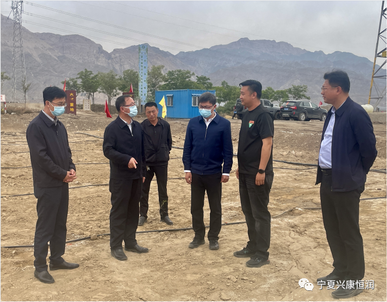 石嘴山市委書(shū)記王剛及市領(lǐng)導(dǎo)趙會(huì)勇、王宇翔蒞臨公司萬(wàn)畝酸棗種植基地現(xiàn)場(chǎng)調(diào)研指導(dǎo)工作