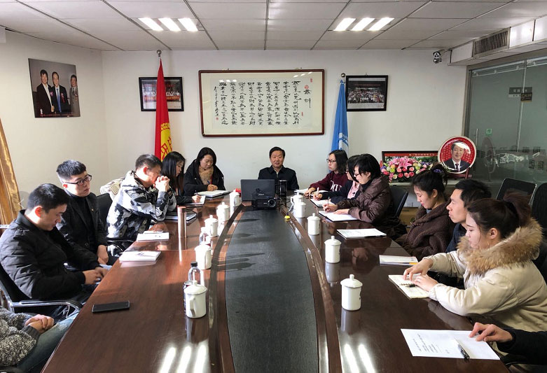 岳氏集團董事長、中醫(yī)藥康養(yǎng)委員會主任岳平安與北京全球商源文化傳播公司簽訂戰(zhàn)略合作協(xié)議